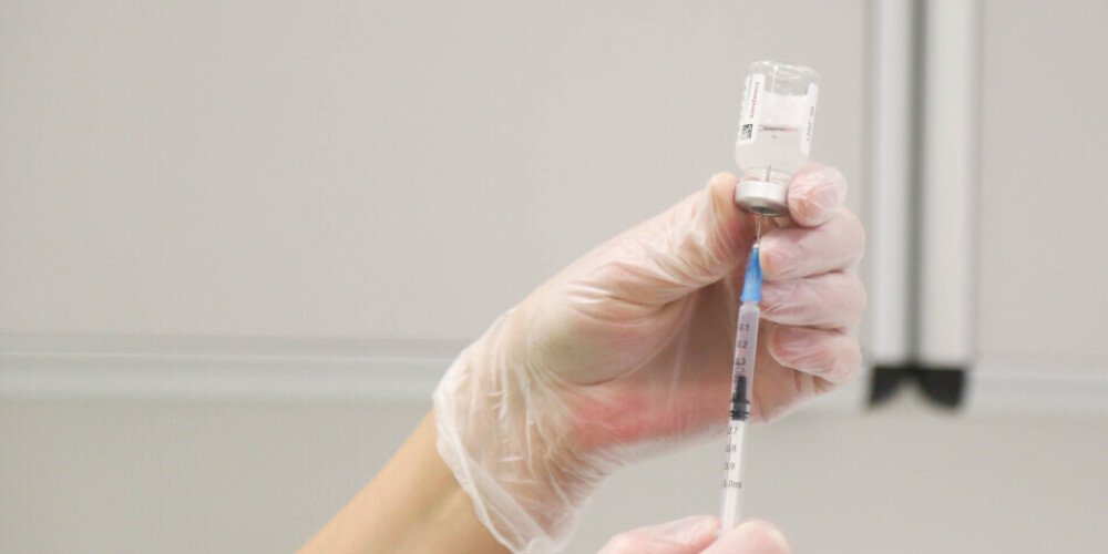 Возможно ли умереть после прививки AstraZeneca? Мнение Инспекции здравоохранения Латвии