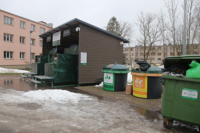 Pieejami arī šķirošanas konteineri un vecie, ierastie. Pagaidām moderno sistēmu gan uzdrošinās izmantot tikai ceturtā daļa.