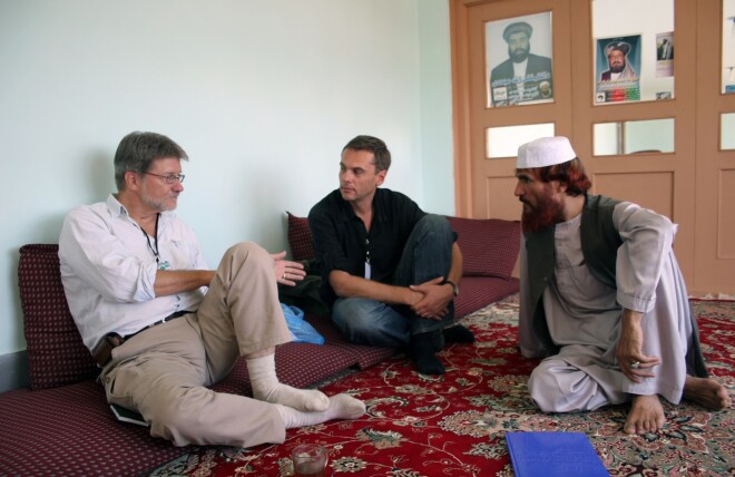 Filmējot "Parāds Afganistānai" (2008) - kopā ar politiķi Ati Lejiņu.