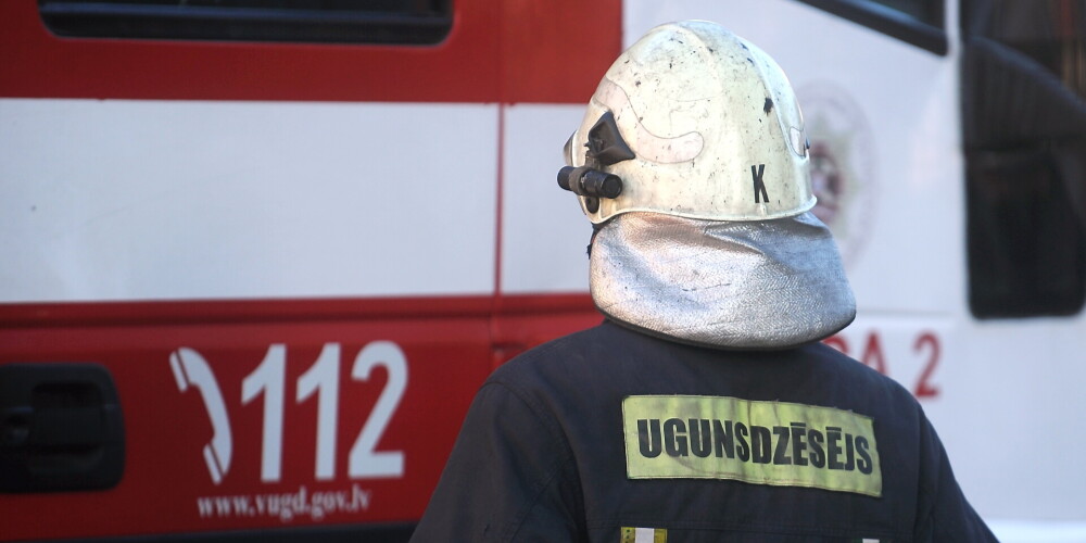 Deviņus ugunsdzēsējus rosina apsūdzēt par krāpšanos ar darba laika uzskaiti
