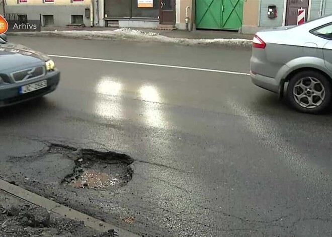 Водители повреждают автомобили из-за глубокой ямы. Рижская дума отказывается брать ответственность