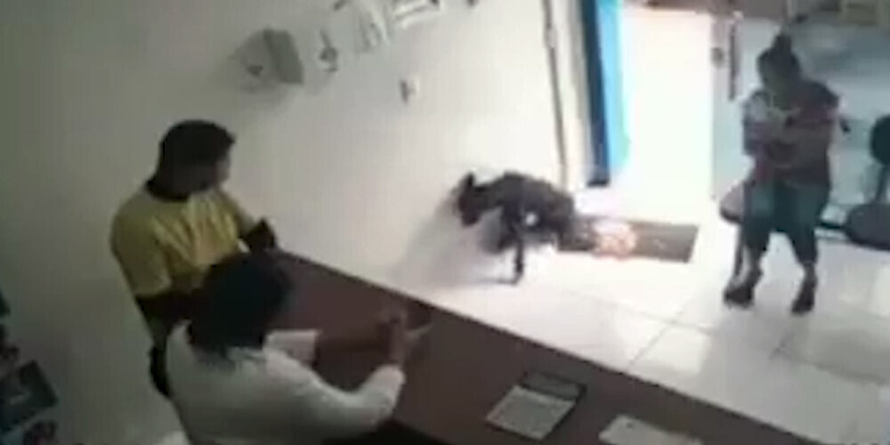 Aizkustinošs video ar pamestu suni, kurš ieklibo veterinārajā klīnikā un izstiepj savu savainoto ķepu