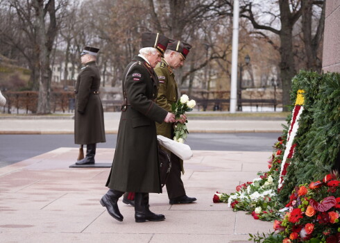 FOTO: arī šogad pie Brīvības pieminekļa gulst ziedi latviešu leģionāru piemiņai