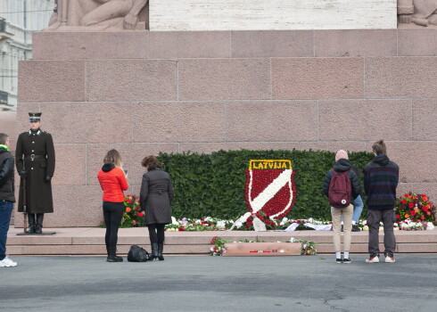 FOTO: pie Brīvības pieminekļa klusībā piemin latviešu leģionārus