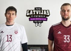 Latvijas e-futbola izlases spēlētāji Aleksejs Pavlovs (pa labi) un Armans Antohins.