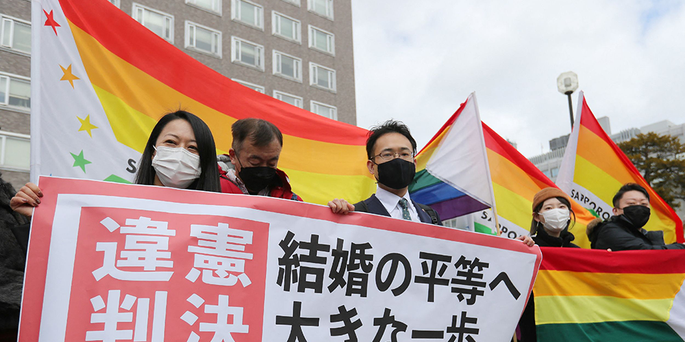 Japānas tiesa lemj, ka viendzimuma laulību neatzīšana ir nekonstitucionāla