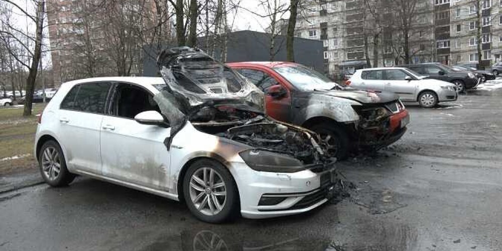 В Пурвциемсе ищут очевидцев: одновременно сгорели две машины