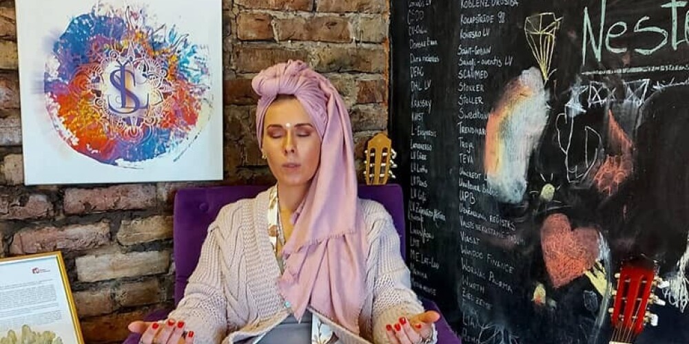 Šādi Liene Šomase meditē, liekot lietā elpošanas vingrinājumus.