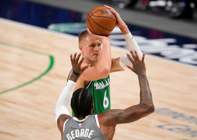 Porziņģis ar "double-double" palīdz "Mavericks" revanšēties "Clippers"