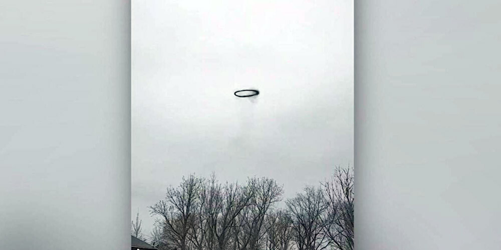 Pārbiedēts vīrietis virs savas mājas debesīs nofilmējis melnu, kūpošu gredzenu