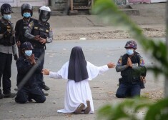 Mūķene uz ceļiem lūdz Mjanmas policiju nepielietot vardarbību pret protestētājiem