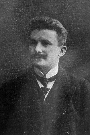 Pēteris Viļumsons (1872–1939) bija ievērojams amatnieks, audējs un konstruktors. Kad pirms simts gadiem Viļumsons patentēja savu izgudrojumu – pusautomātiskās aušanas stelles –, meistars diez vai varēja iedomāties, ka viņa atklājums tiks lietots arī šodien.