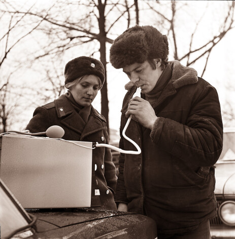 Daugavpils ceļu uzraudzības grupa – autoinspektors un brīvprātīgie patruļnieki – darbojas ar radaru "Barjer". 1983. gads.