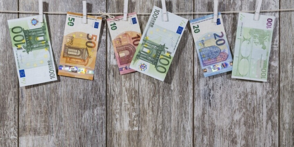 Латвийские семьи сегодня получат вторую выплату разового пособия в 500 евро за ребенка