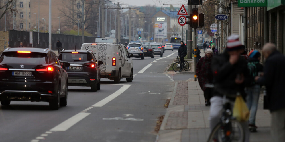 Izrēķināts, ka Čaka ielas velojoslas, atkarībā no diennakts stundas, izmanto tika viens līdz trīs procenti satiksmes dalībnieku.