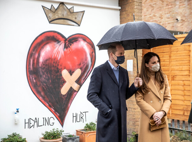 Kembridžas hercogiene Ketrīna un princis Viljams viesojas neatliekamās medicīniskās palīdzības centrā Londonā.