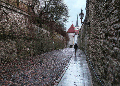 Igaunijas galvaspilsētas Tallinas ielas tagad kļuvušas pavisam tukšas – cilvēki baidās no Covid-19 rēga.