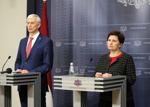 Ministru prezidents Krišjānis Kariņš un bijusī veselības ministre Ilze Viņķele.