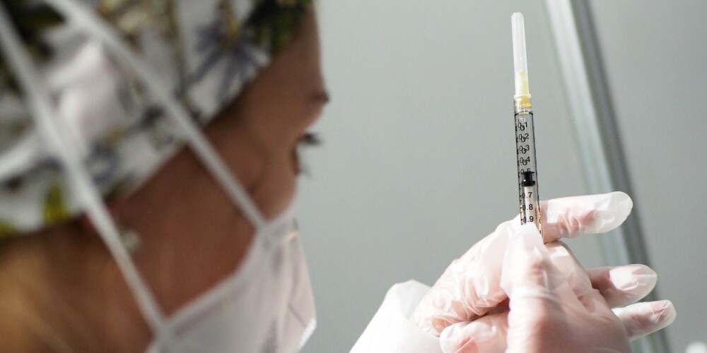 Tallinā pabeigta pārbaude saistībā ar 31 gadu veca vīrieša nāvi pēc Covid-19 vakcīnas saņemšanas