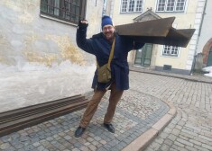 Artūrs kopā ar kolēģi Žani Ignatānu atklāja, ka šie sliežu gabali ir butaforija no koka. Un, protams, ka vajadzēja šādi nofotografēties. Kad to ieraudzīja pārējie masu skatu ļaudis, tapa vēl vismaz 50 tādi foto!