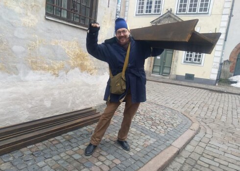 Artūrs kopā ar kolēģi Žani Ignatānu atklāja, ka šie sliežu gabali ir butaforija no koka. Un, protams, ka vajadzēja šādi nofotografēties. Kad to ieraudzīja pārējie masu skatu ļaudis, tapa vēl vismaz 50 tādi foto!