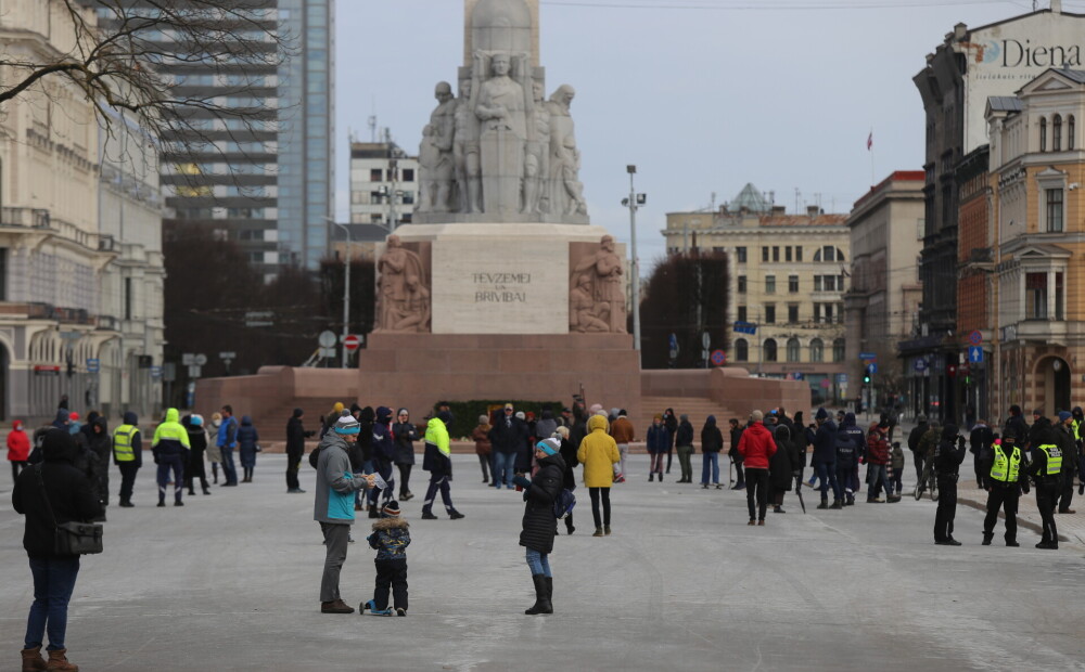 VIDEO: Rīgā pie Brīvības pieminekļa cilvēki protestē pret Covid-19 ierobežojumiem