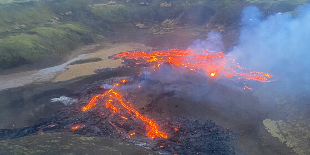 Islandē pie Reikjavīkas sācies vulkāna izvirdums; plūst ugunīga lava