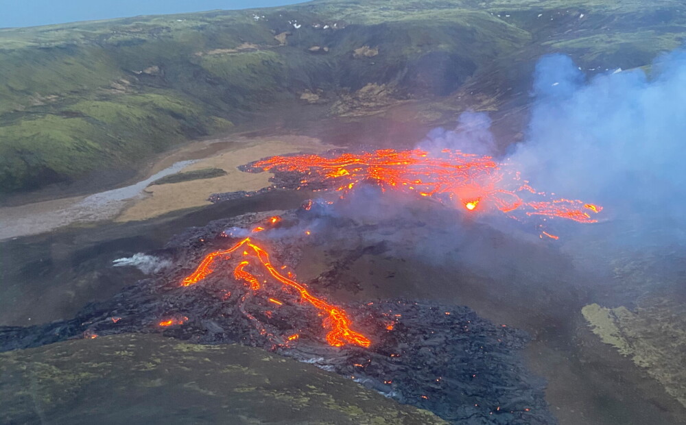 Islandē pie Reikjavīkas sācies vulkāna izvirdums; plūst ugunīga lava
