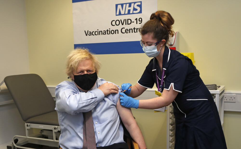 Lielbritānija slavē savus vakcinācijas tempus: puse pieaugušo jau saņēmuši vakcīnu pret koronavīrusu