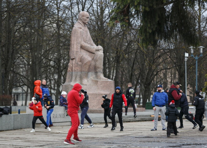 Šodien Rīgas centrā, Esplanādē uz atvērto treniņu sanāca ievērojams skaits pašmāju sportistu un veselīga dzīvesveida entuziastu, lai, kā informē organizatori, aicinātu valdību uz dialogu un izstrādātu noteikumus, kuri ļautu sportistiem pilnvērtīgāk trenēties Covid-19 laikā.