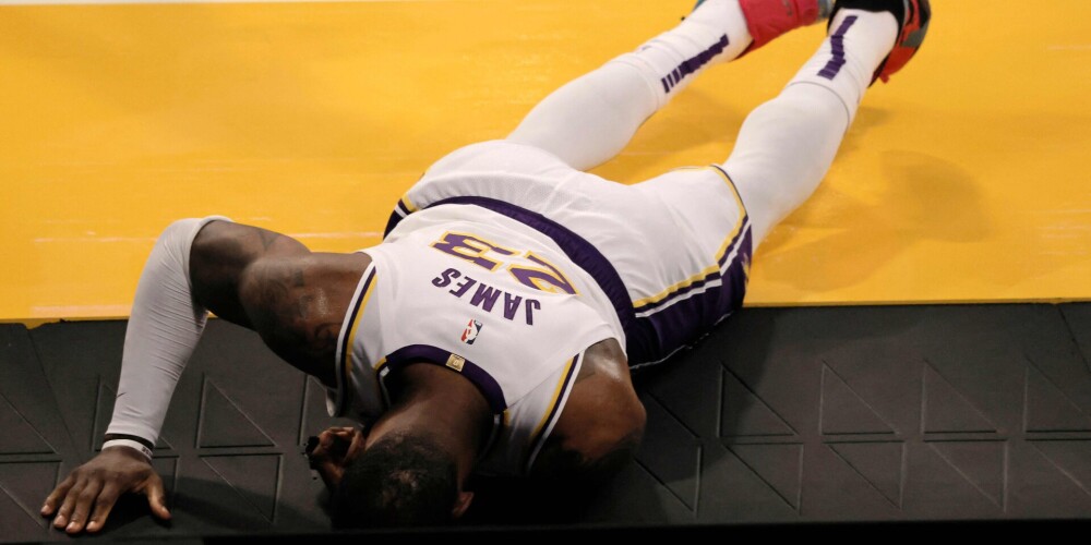 Džeimss sastiepj potīti un nenoteiktu laiku nevarēs palīdzēt "Lakers" komandai