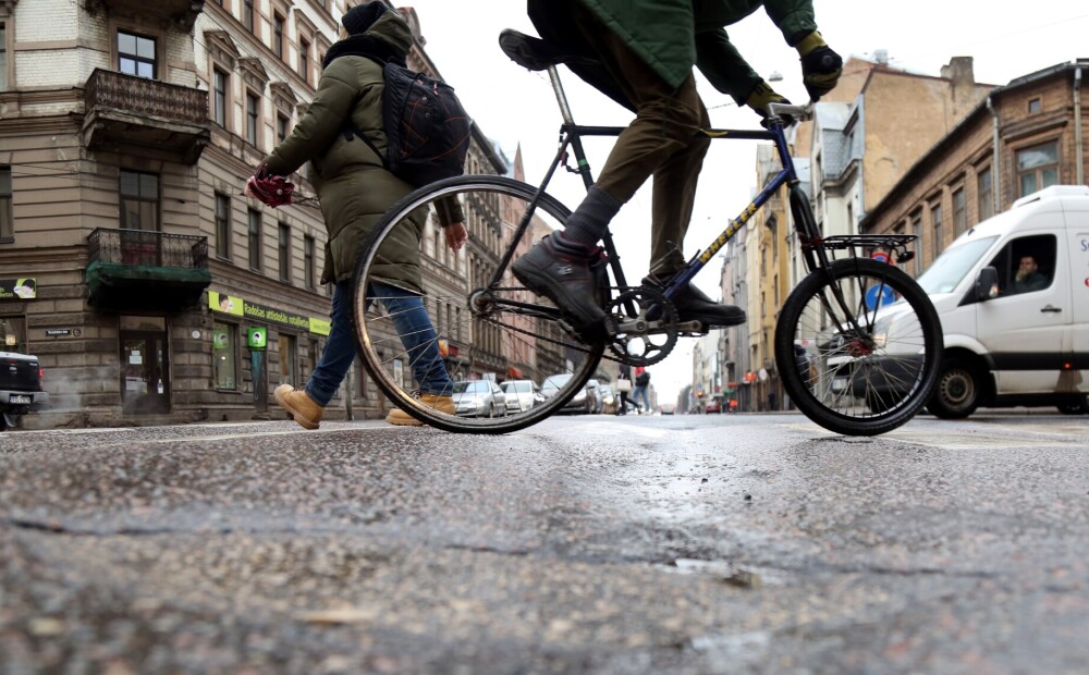 Lielākā daļa iedzīvotāju uzskata, ka Čaka ielas velojoslu eksperiments rada sarežģījumus