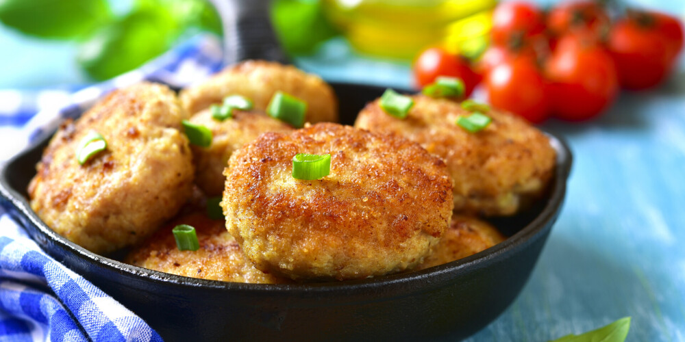 Vistas kotletes ar plūmēm un riekstiem