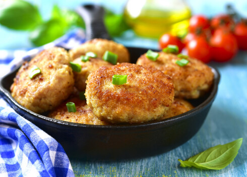 Vistas kotletes ar plūmēm un riekstiem