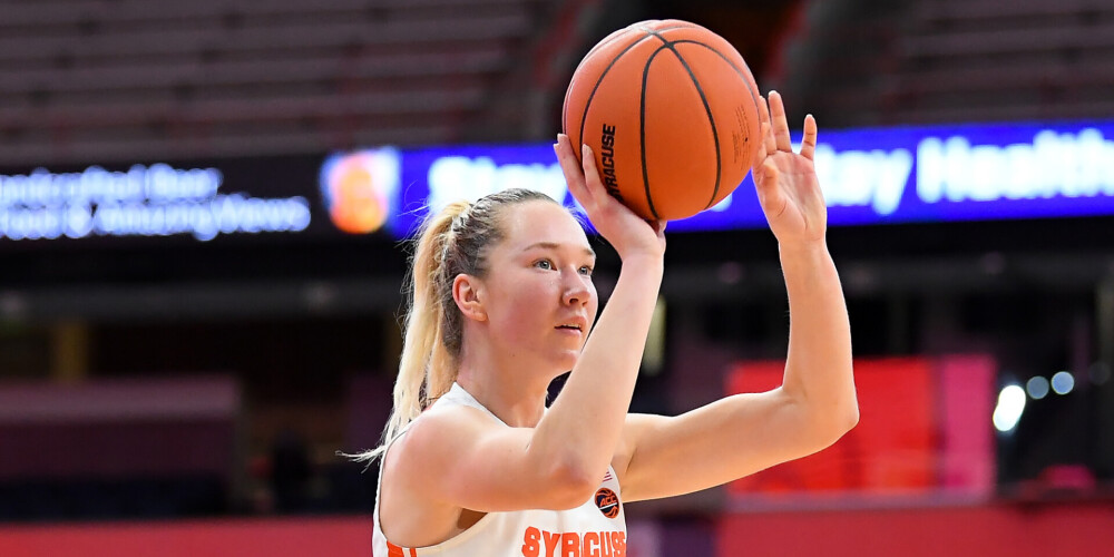 Digna Strautmane (dzimusi 1998. gada 18. septembrī Rīgā) ir latviešu basketboliste, spēlē uzbrucēja pozīcijā, Latvijas sieviešu basketbola izlases dalībniece. Spēlējusi NCAA Sirakjūsas Universitātes "Orange". Kopā ar Latvijas U-18 izlasi izcīnījusi 4. vietu 2016. gada Eiropas U-18 čempionātā.