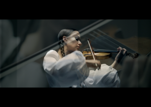 Jaunu mūzikas video piedāvā pasaulē atzītā pašmāju vijolniece Kristīne Balanas
