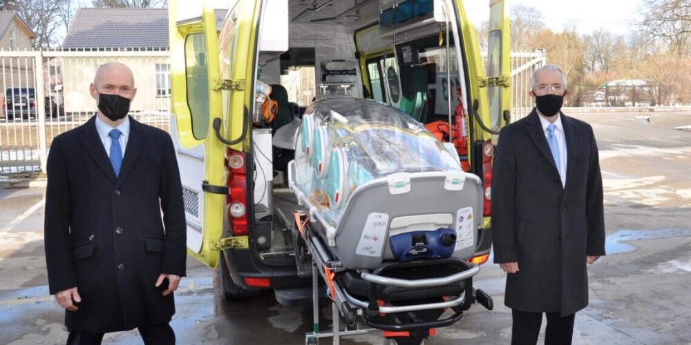 Посольство США в Латвии подарило две капсулы для транспортировки тяжелобольных Covid-19 пациентов