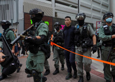 Policisti Honkongā aiztur protestētāju.