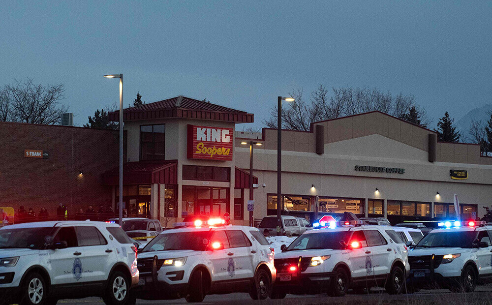 Masu apšaudē ASV pārtikas lielveikalā nogalināti 10 cilvēki, tostarp policists