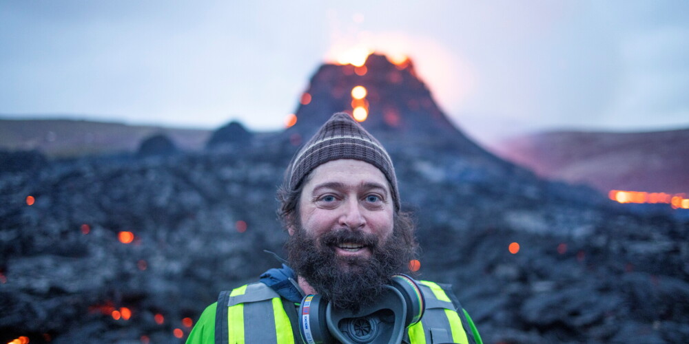 Smird neciešami, bet ir tā vērts. FOTO: cilvēki Islandē straumēm plūst skatīt gadsimtiem snaudušā vulkāna izvirdumu