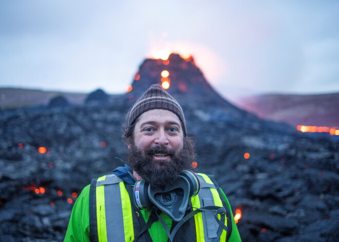 Smird neciešami, bet ir tā vērts. FOTO: cilvēki Islandē straumēm plūst skatīt gadsimtiem snaudušā vulkāna izvirdumu