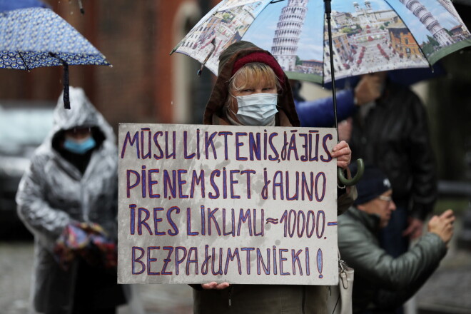 Neskatoties uz denacionalizēto namu īrnieku protestiem Saeima, tomēr ir pieņēmusi jauno Dzīvojami telpu īres likumu.