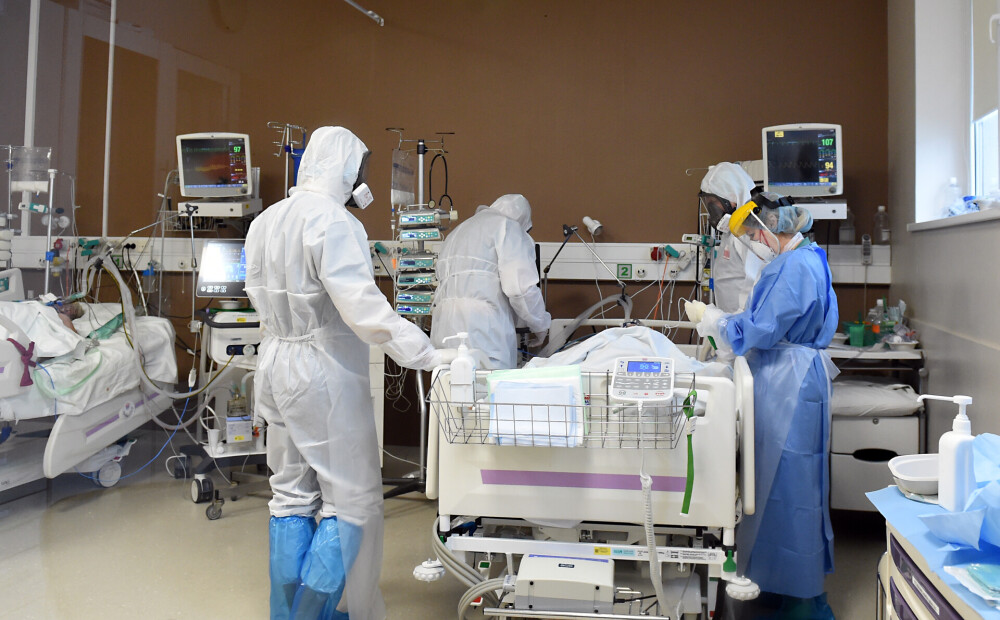 Pirmdien stacionēti 79 Covid-19 pacienti, slimnīcās esošo skaits nedaudz samazinājies