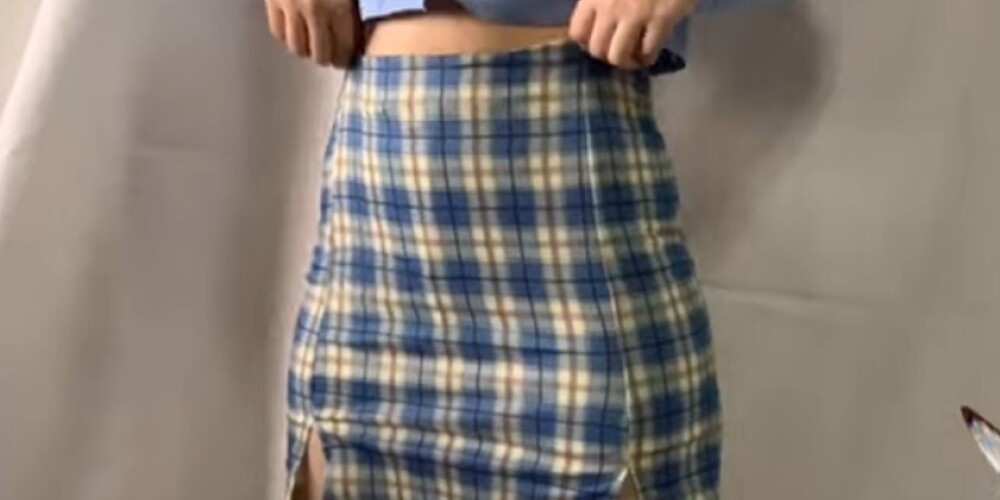 Тревожный тренд: очень худые девушки примеряют детскую одежду для селфи