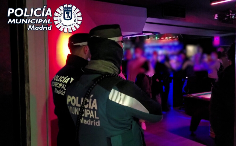 VIDEO: cilvēki teju vai aptrakuši - policija Madridē šturmē aizliegtās ballītes