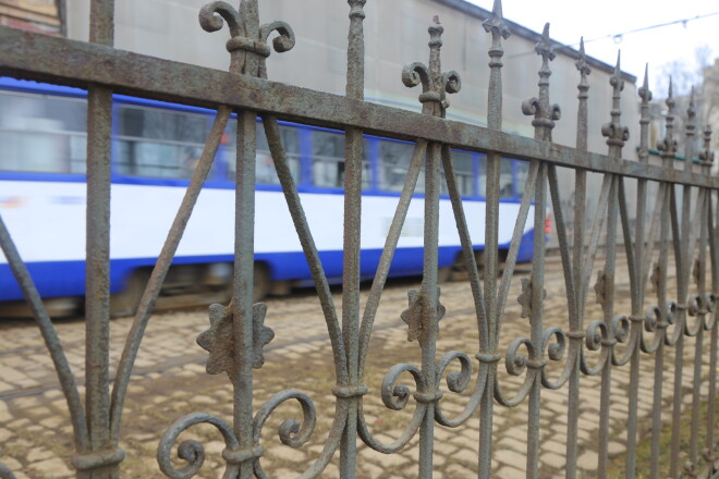 Kādreizējo Rīgas aizsargvaļņa vietu 13. janvāra ielā pie tramvaja sliedēm jau vairākus gadu desmitus iezīmē Lielo kapu sētiņas.