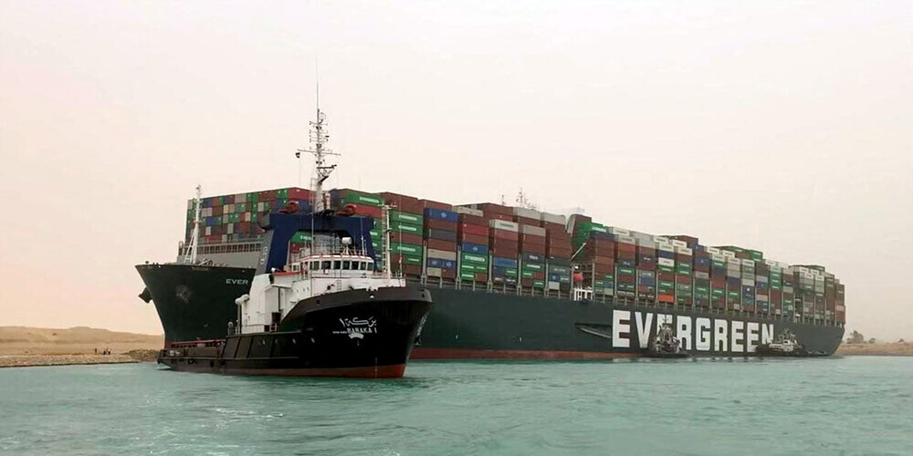 Vienu no svarīgākajiem pasaules tirdzniecības ceļiem nobloķējis 400 metrus garš konteinerkuģis