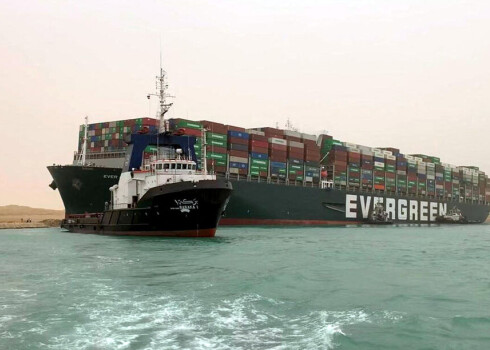 Vienu no svarīgākajiem pasaules tirdzniecības ceļiem nobloķējis 400 metrus garš konteinerkuģis