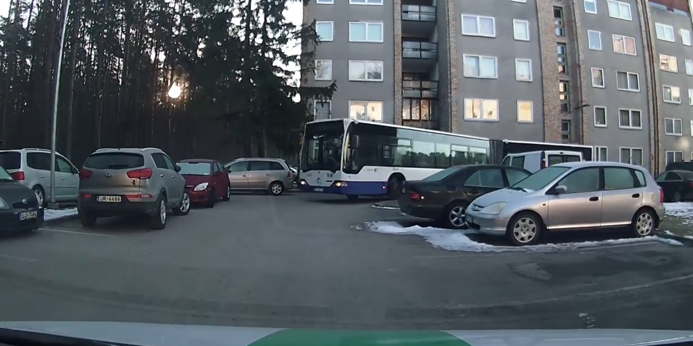 VIDEO: autobuss Ulbrokā bīstamā ātrumā traucas caur pagalmu, jo tam saplīsušas bremzes
