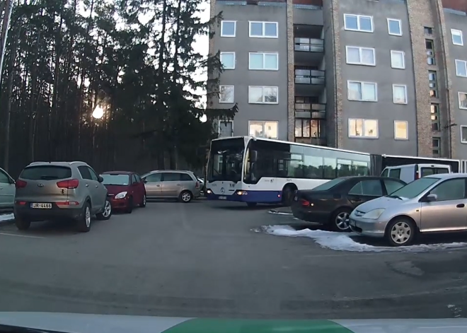 VIDEO: autobuss Ulbrokā bīstamā ātrumā traucas caur pagalmu, jo tam saplīsušas bremzes